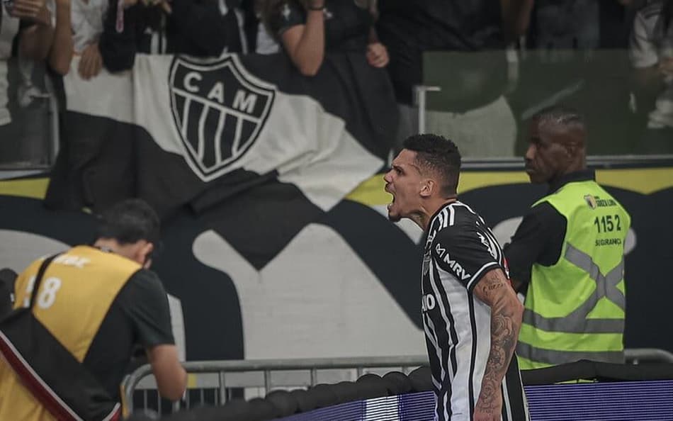 Paulinho celebra o gol sobre o Internacional e manda recado para as mamães do Brasil