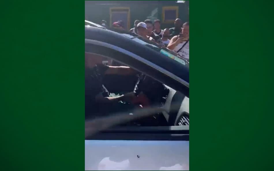 Torcedores do Vasco xingam Germán Cano durante protesto; assista
