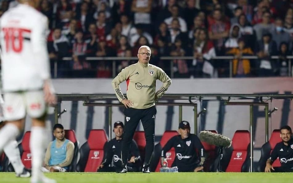VÍDEO: Dorival Júnior quer apostar em base do São Paulo para repetir 'Santos de 2015'