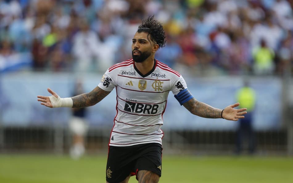 Em jogo de expulsões, Flamengo bate o Bahia e vence a primeira fora de casa no Brasileirão