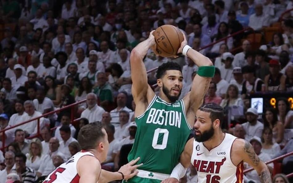 Não tem “varrida”! Jayson Tatum brilha, Celtics vence Heat e força jogo 5