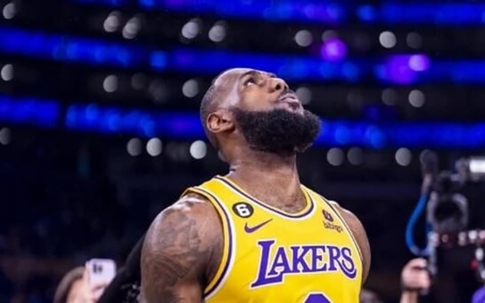 LeBron James cogita aposentadoria da NBA