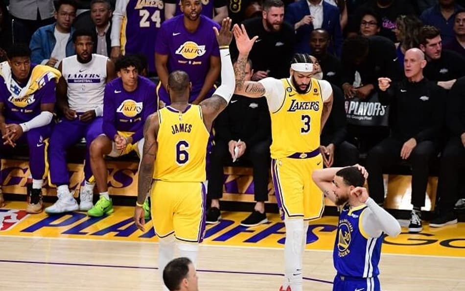 LeBron James e Anthony Davis brilham, Lakers atropela Warriors e está na final do Oeste