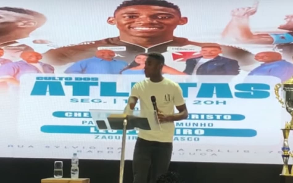 Zagueiro do Vasco faz discurso sobre fé em igreja com a presença de Jair, Gabriel Pec e torcedores