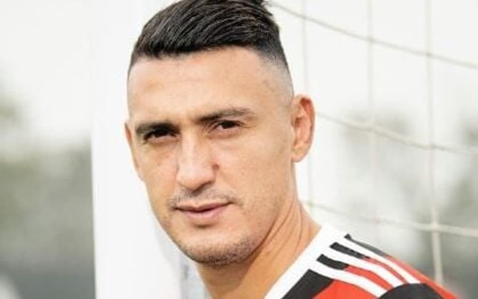 Atacante do River Plate perde gol incrível; assista