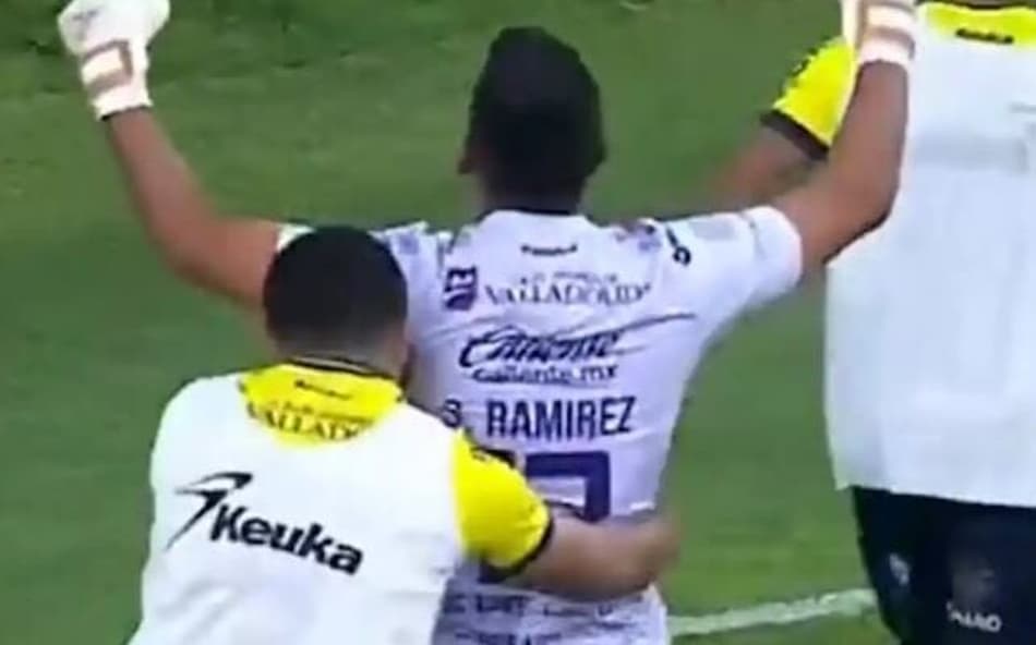 Goleiro faz gol da própria área; assista