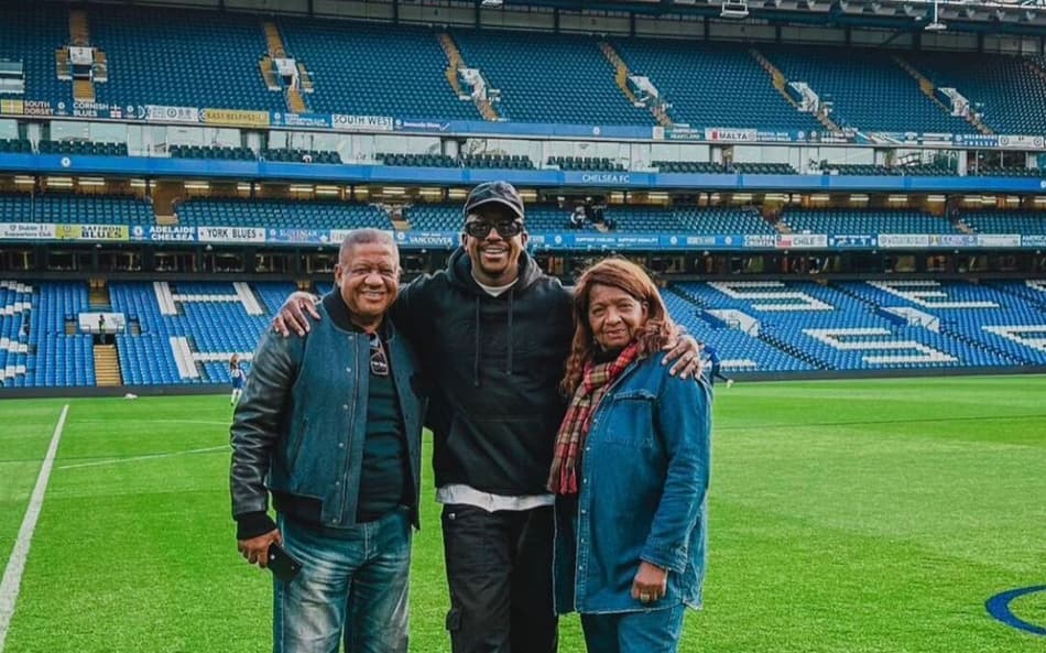 Cantor visita estádio do Chelsea e ‘tieta’ Thiago Silva