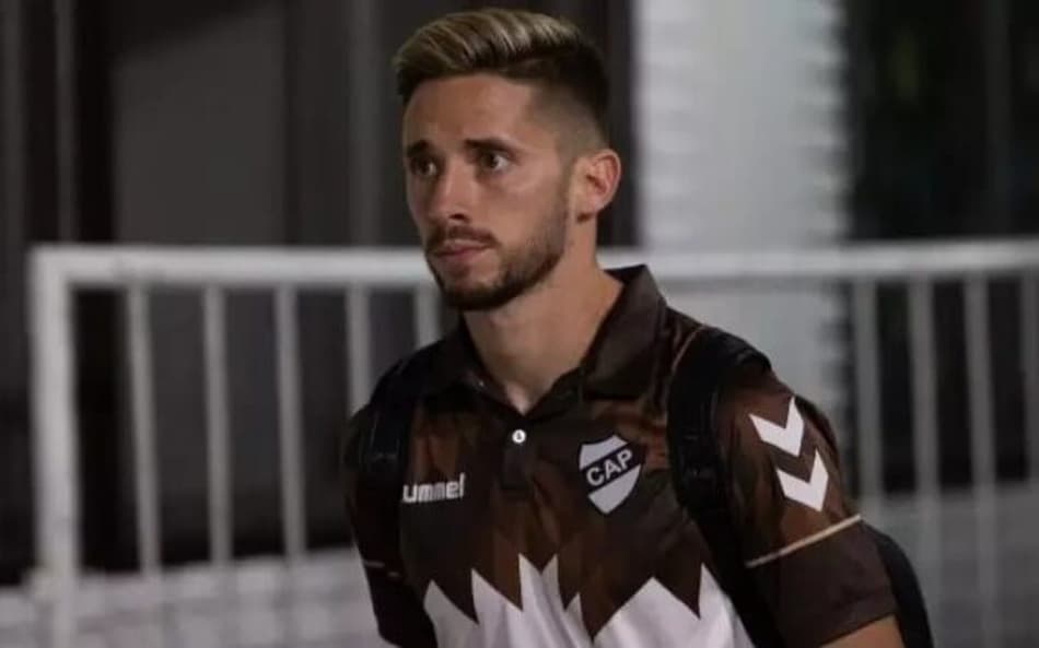 Nicolas-jogador-do-Platense-da-Argentina-aspect-ratio-512-320