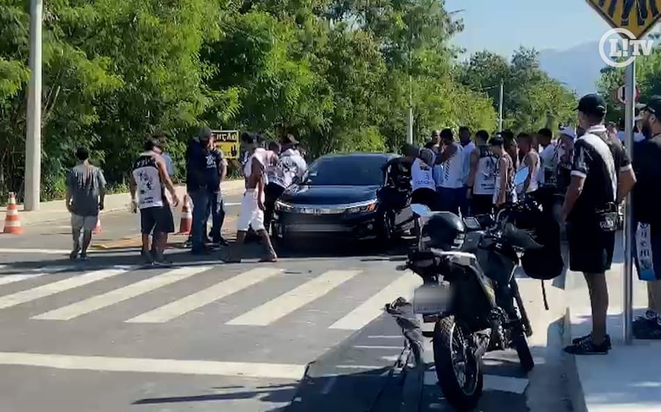 Fernando Diniz é abordado por torcedores do Vasco durante protesto; veja