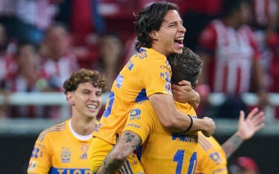 Em duelo emocionante, Tigres bate Chivas e fatura a LIGA MX