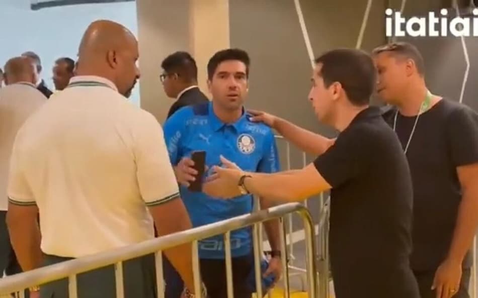 Jornalistas detonam Abel Ferreira após técnico tomar celular da mão de repórter: ‘Censura’