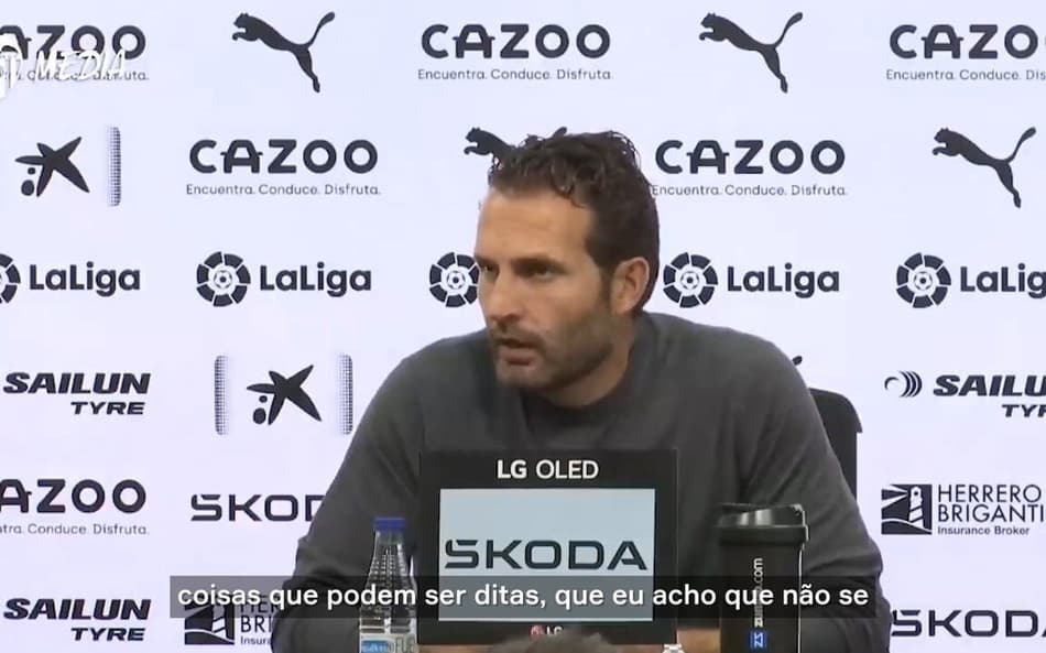VÍDEO: técnico do Valencia condena racismo, mas diz que Vini Jr deve pedir desculpas por comportamento