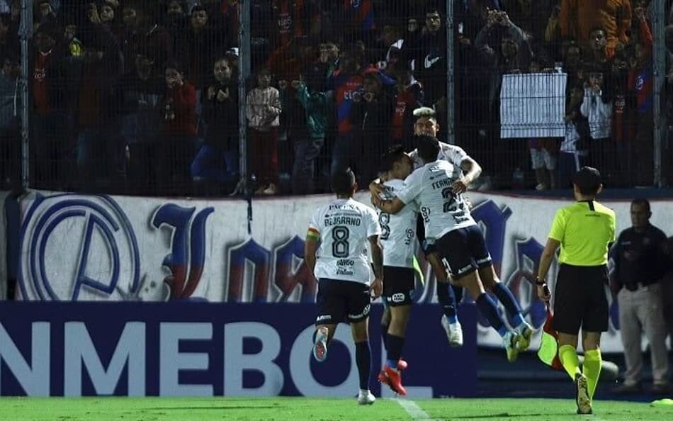 Bolívar surpreende e atropela o Cerro Porteño em Assunção