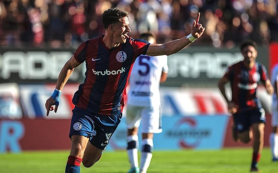 Disputado por brasileiros, atacante do San Lorenzo tem renovação travada