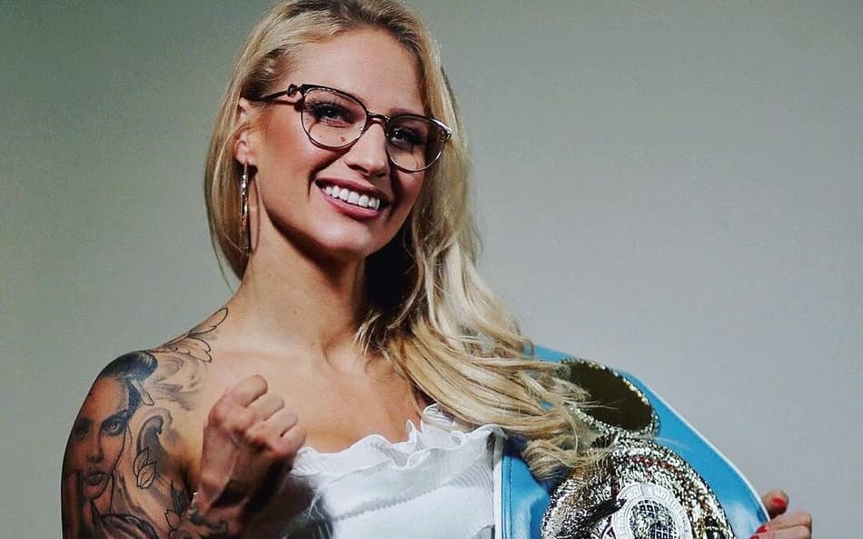 Boxeadora promete assinatura gratuita no OnlyFans a elenco da Premier League, caso clube evite rebaixamento
