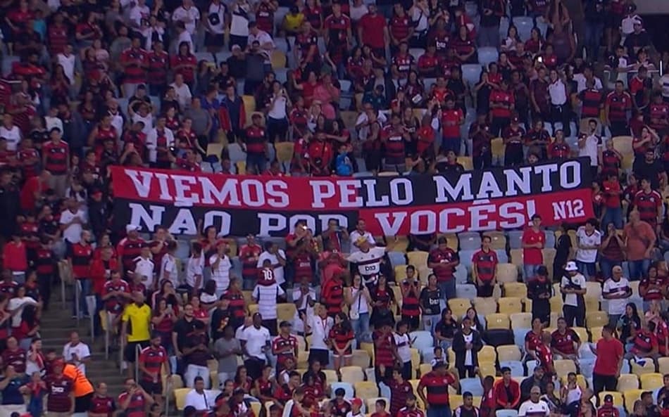 Torcedores do Flamengo levam faixa e protestam contra Landim e Braz antes de jogo com Goiás