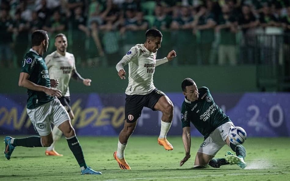 Com golaço de Apodi, Goiás arranca vitória no fim diante do Universitario