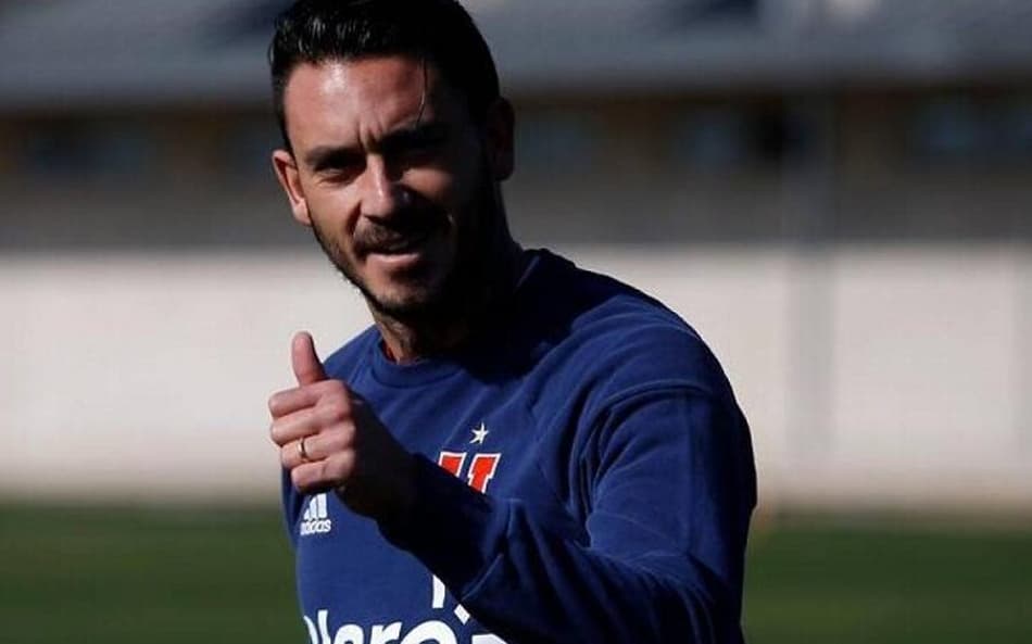 Quase algoz do Brasil na Copa, Pinilla está internado em clínica de reabilitação