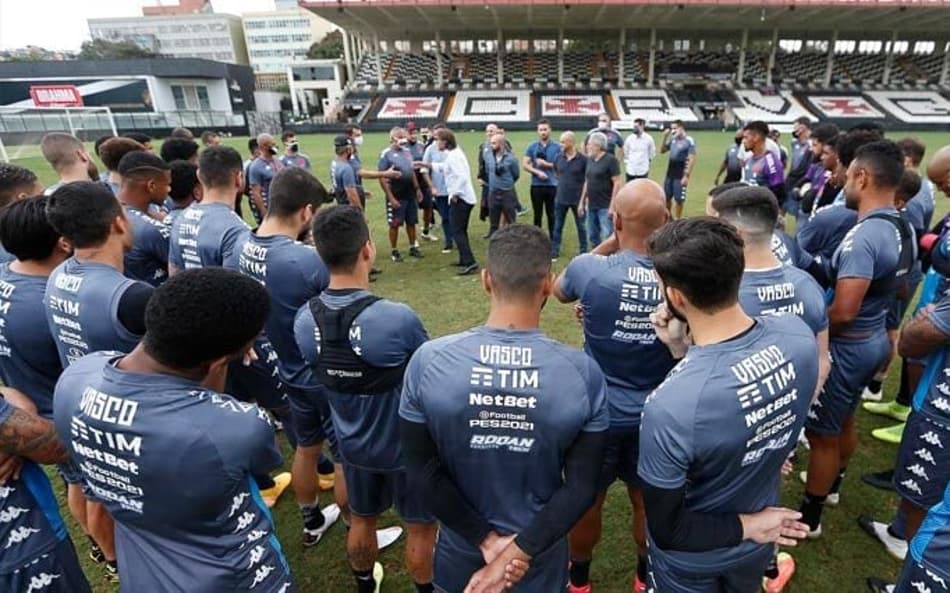 Técnico ex-Vasco vai para cima de árbitro após expulsão e atira objeto na torcida; veja