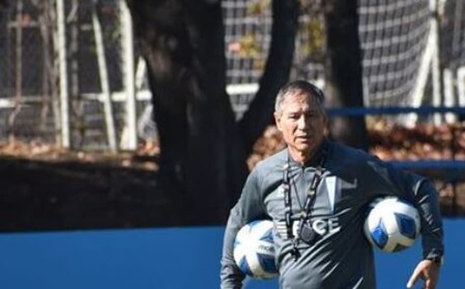 Lembra dele? Ex-Santos, Ariel Holan atravessa crise em seu clube