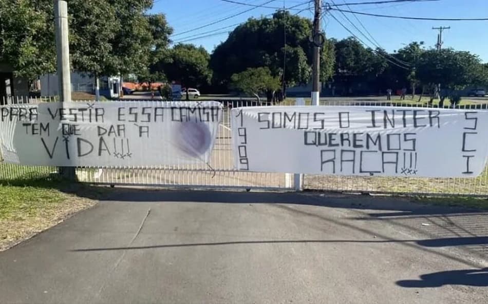 ‘Queremos raça’, protesta torcida do Internacional em frente ao CT