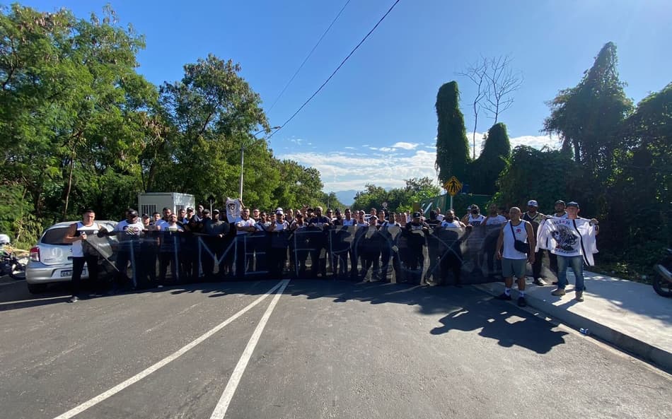 Vasco: após protesto na sede da SAF, organizadas cobram na porta do CT Moacyr Barbosa