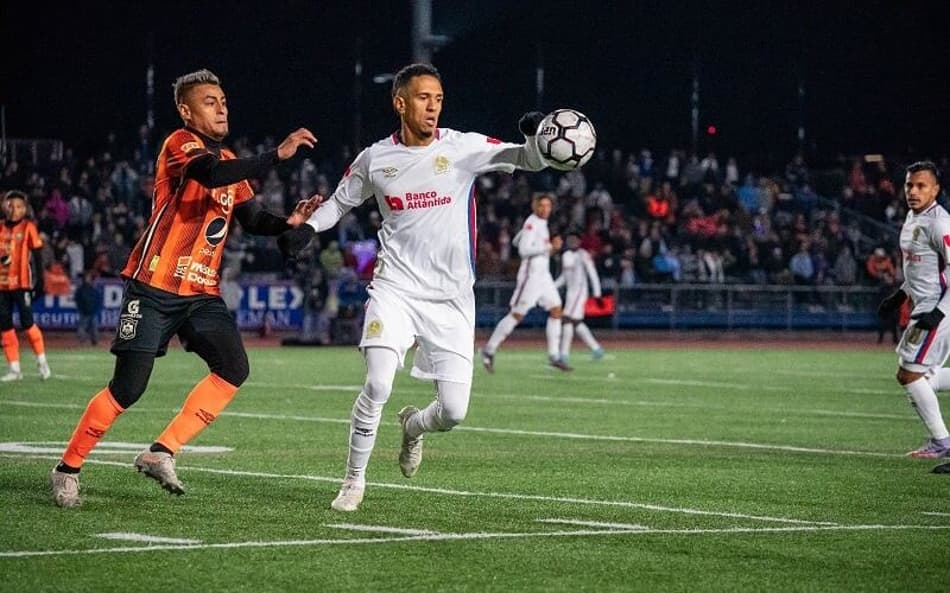 Yan Maciel celebra conquista de sua equipe em Honduras