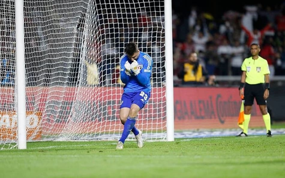 Ovacionado pela torcida em classificação do São Paulo, Rafael fala sobre ‘honra’ e diz: ‘Cada dia no CT eu faço meu melhor’