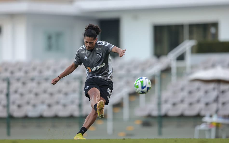 De volta ao Atlético-MG, Maurício Lemos tem trauma no pé direito, mas não há lesão óssea