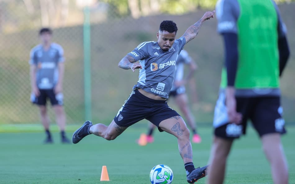 Ainda sem condições de jogo, Allan e Pedrinho trabalham com bola em treino do Atlético-MG