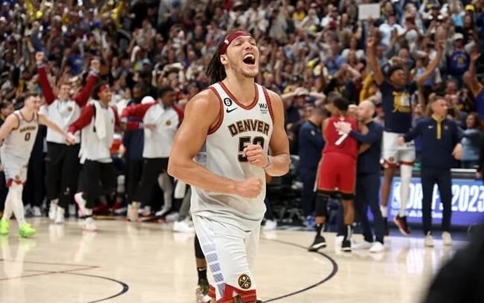 Sem camisa, Aaron Gordon comemora título do Nuggets com torcedores nas ruas de Denver