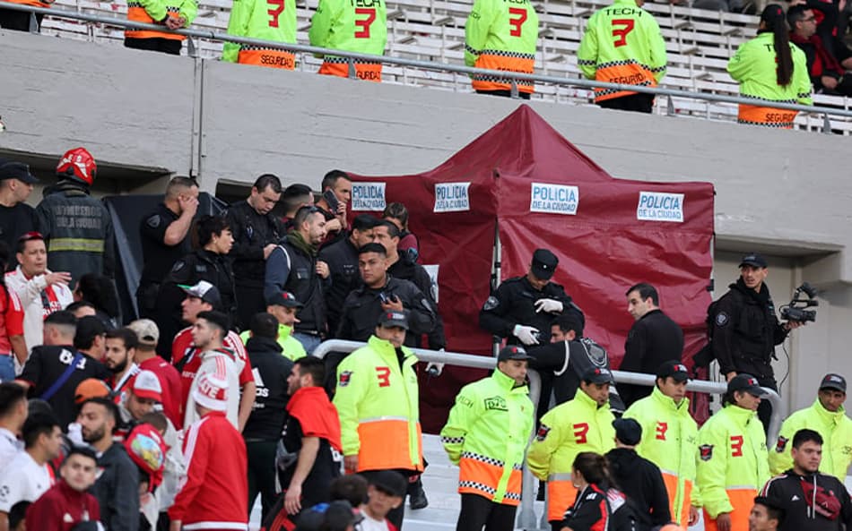 VÍDEO: Jogo do River Plate é suspenso na Argentina após morte de torcedor no Monumental de Nuñez