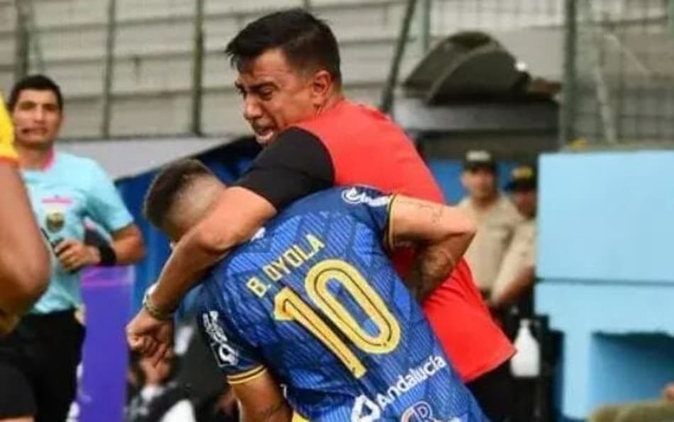 Técnico é demitido após agredir rivais; confira