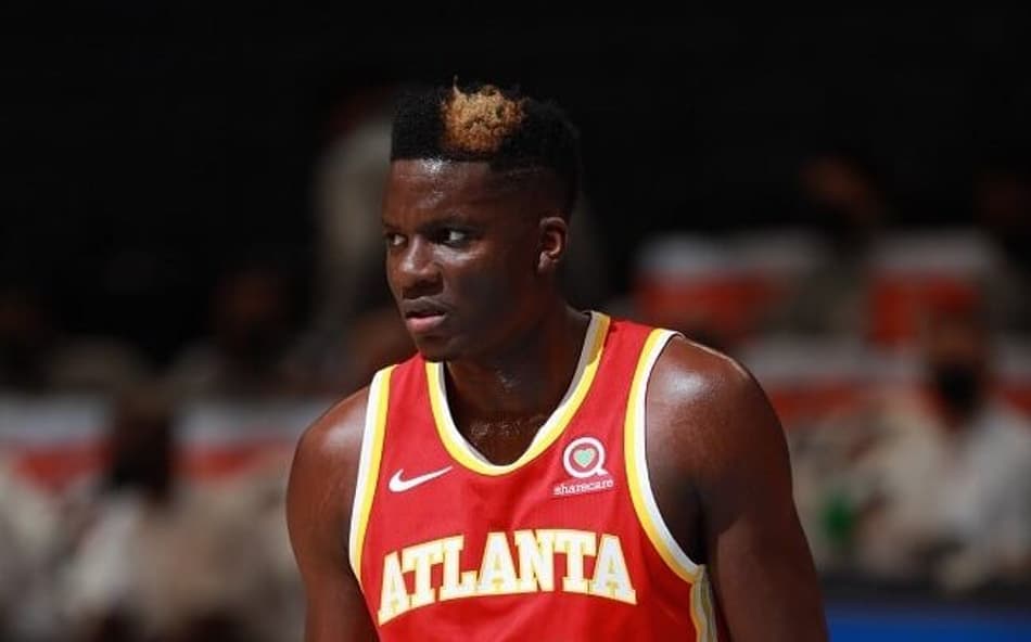 Mavs rejeita incluir jovens talentos em troca por Clint Capela