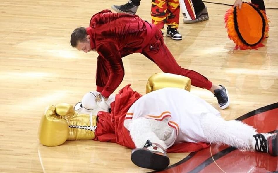 Mascote do Miami Heat vai parar no hospital após soco de Conor McGregor