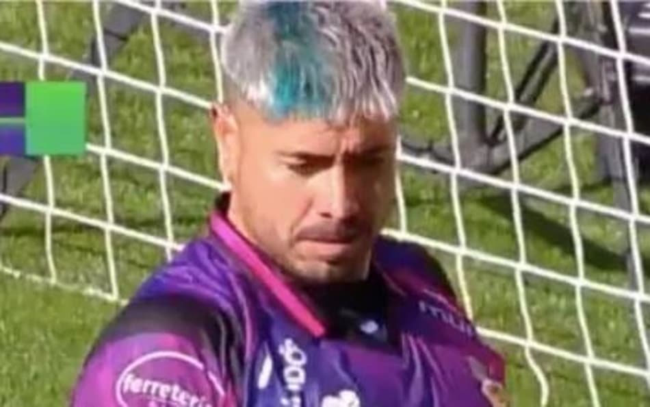 Goleiro viraliza com dança esquisita ao comemorar defesa de pênalti; assista