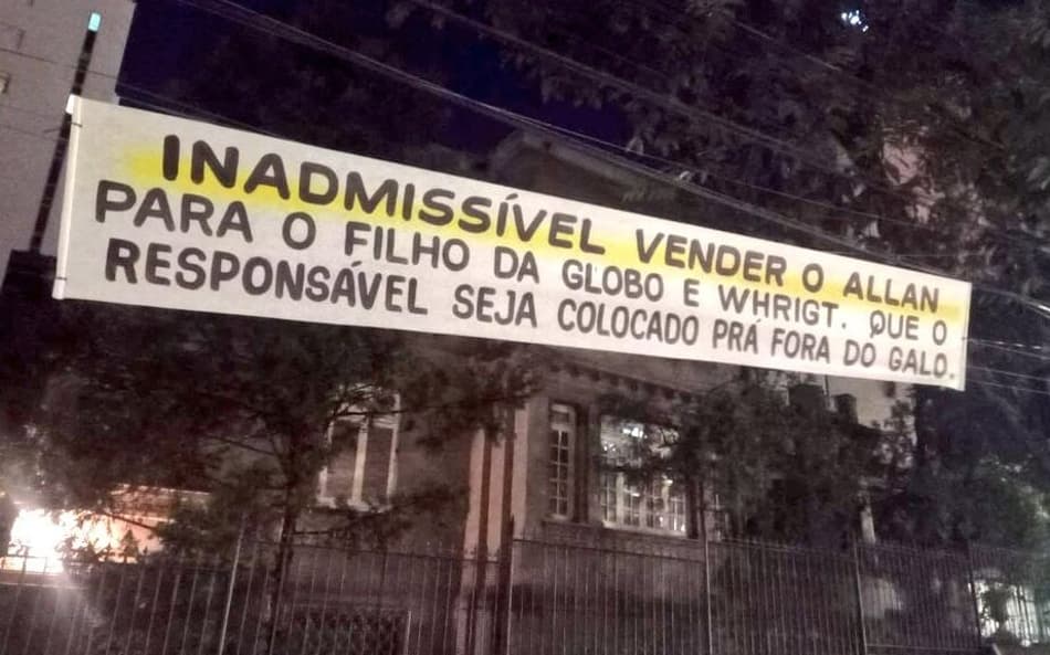 Faixa em protesto contra a venda de Allan, alvo do Flamengo, é colocada em frente a sede do Atlético-MG