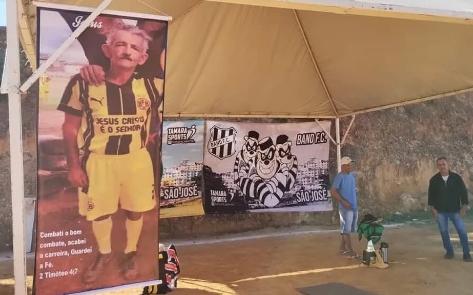 Amigos fazem velório em campo de futebol e jogam bola com falecido em Belo Horizonte