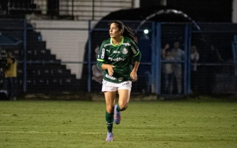 Zagueira Flávia Mota elogia campanha do Palmeiras no Brasileirão feminino