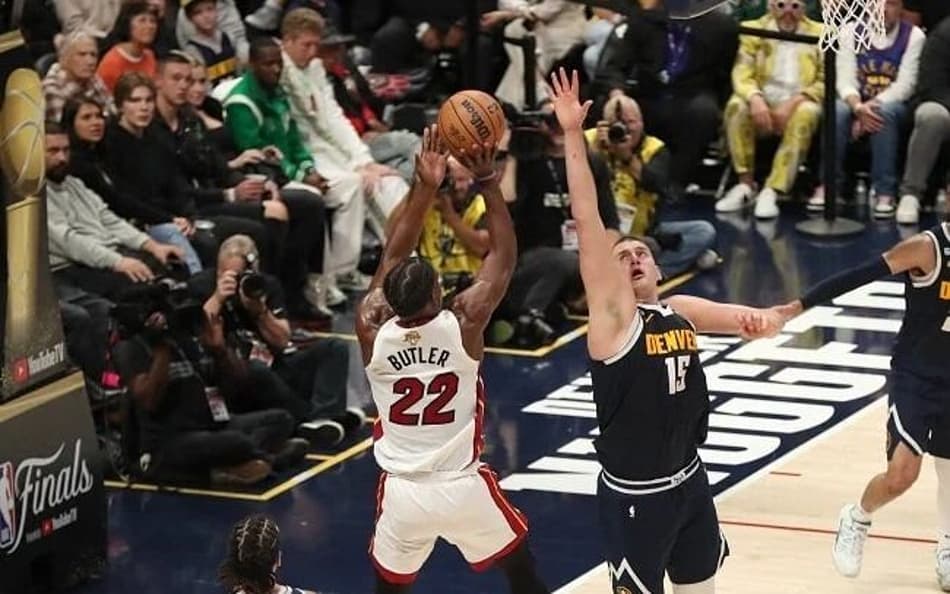 Nikola Jokic faz 41, mas Heat vence Nuggets e empata as Finais da NBA