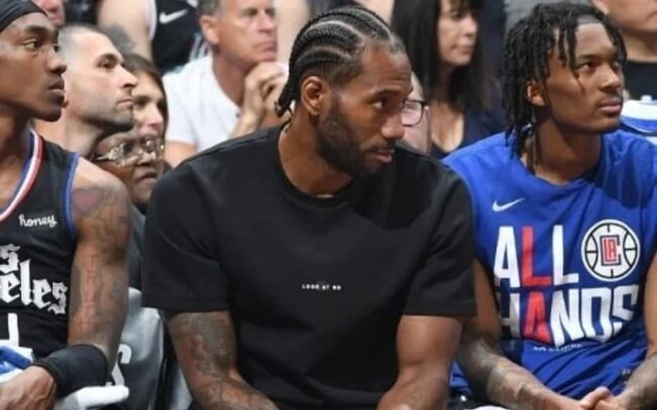 Clippers confirma cirurgia de limpeza no joelho de Kawhi Leonard