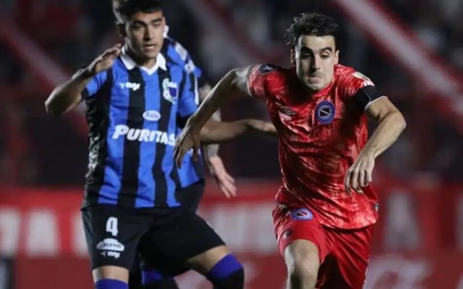 Libertadores: Pelo grupo do Corinthians, Argentinos Jrs vence Liverpool e avança
