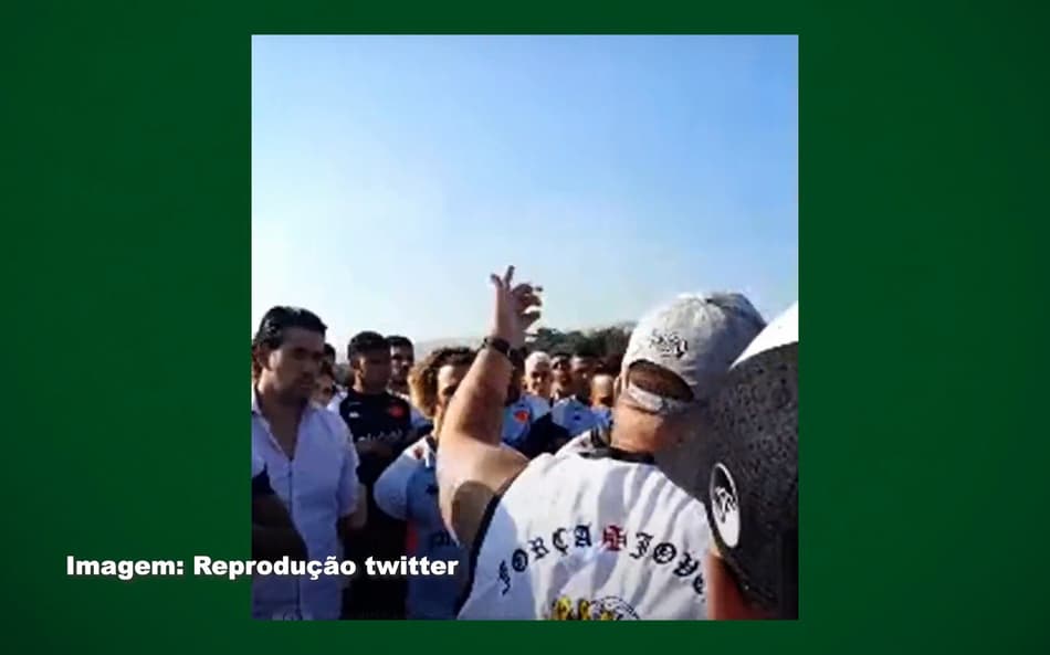 VÍDEO: Torcedores do Vasco cobram os jogadores no CT Moacyr Barbosa: ‘Foram frouxos e bunda rachada’