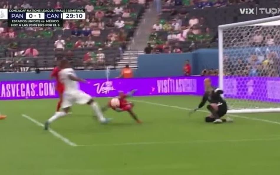 Atacante perde gol incrível em jogo decisivo; assista