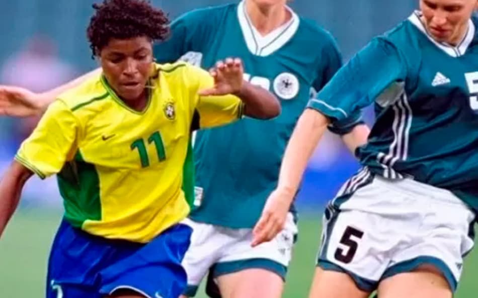 Campeã com a Seleção, ex-atacante critica CBF por ‘falta de importância’ das mulheres no futebol