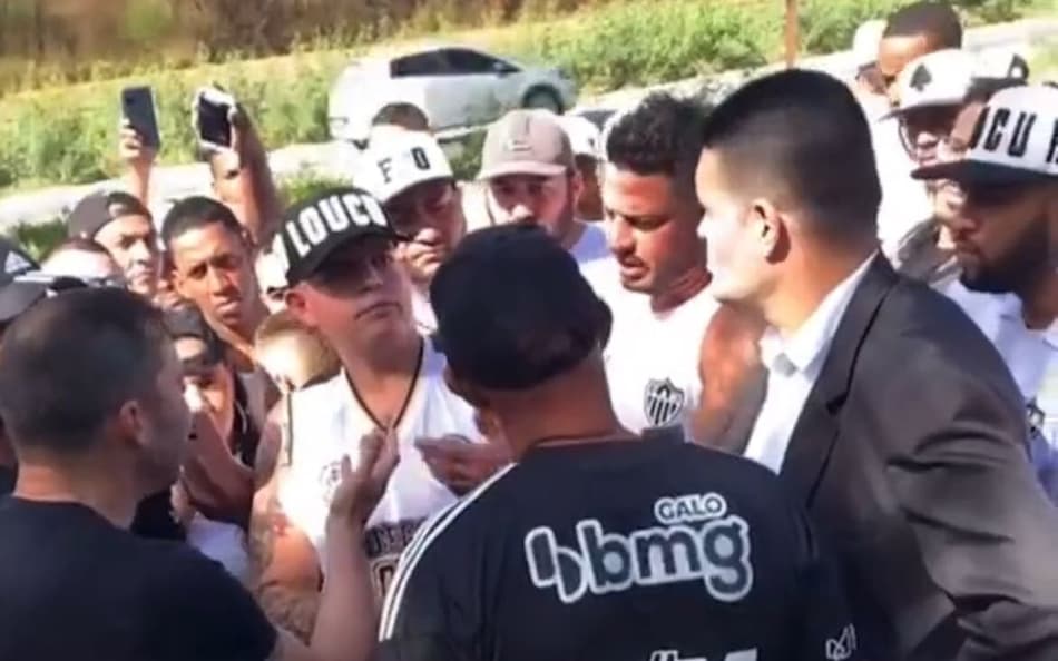 Às vésperas de clássico, torcedores do Atlético-MG fazem protesto na Cidade do Galo; Coudet é o mais cobrado