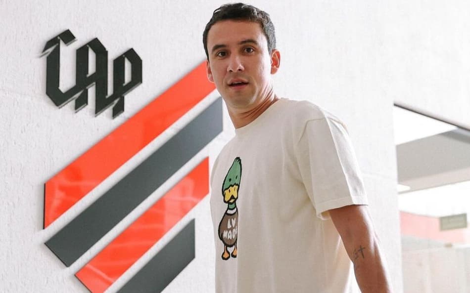 Fora por lesão, Pablo vai à Arena da Baixada e vibra com gol de Alex Santana; veja reação