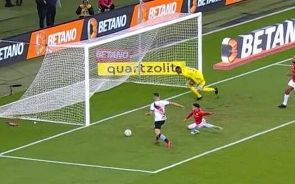 VÍDEO: confira a análise do VAR no chute de Lucas Piton defendido por John na derrota do Vasco para o Internacional