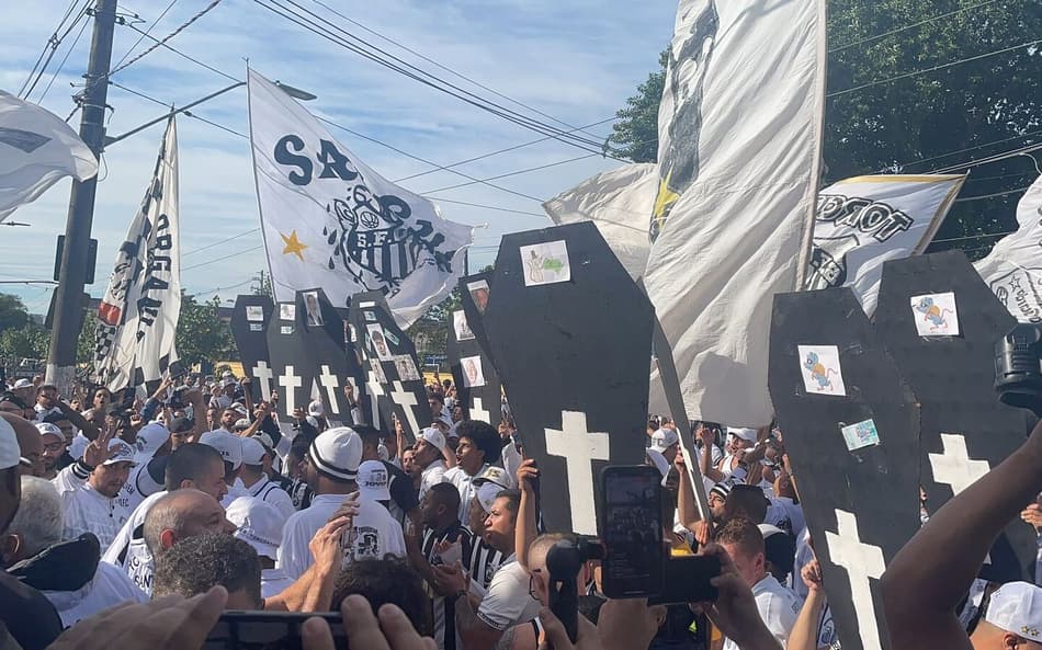 Com caixões para Rueda e jogadores, torcida do Santos protesta no CT Rei Pelé 