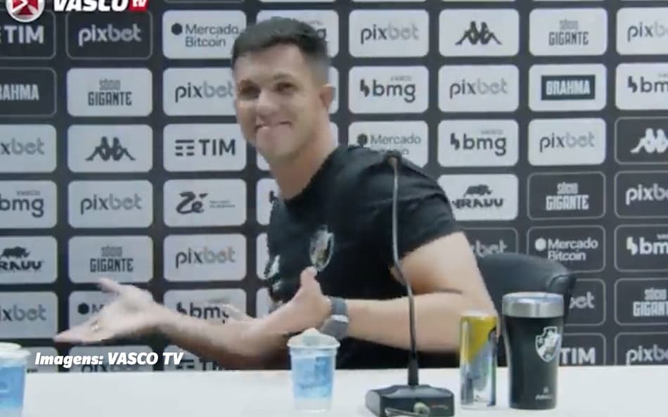 VÍDEO: Após goleada para o Flamengo, Barbieri deixa a coletiva do Vasco rindo e irrita torcedores; entenda